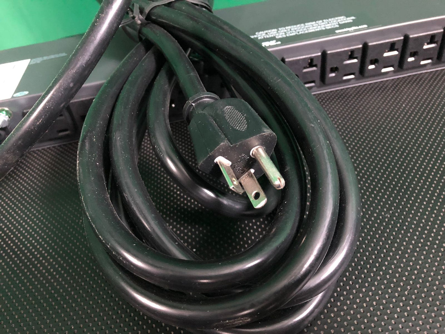 OUTLET BARRA MULTICONTACTO PARA MONTAR HORIZONTAL EN 1U RACK 19" TRIPP LITE 20 AMPERES PDU1220