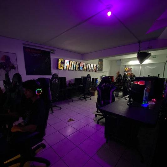 EVENTO GAMER CON COMPUTADORAS Y REALIDAD VIRTUAL